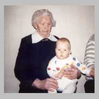 114-1012 Frau Maria Wichmann aus Wilkendorf mit ihrem Ur-Ur-Enkel im Jahre 1995.jpg